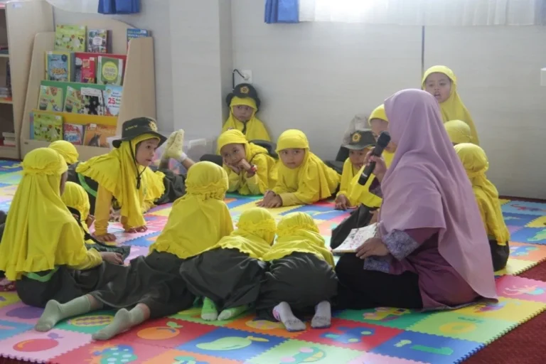 Membangun Dasar Literasi pada Anak Asuh