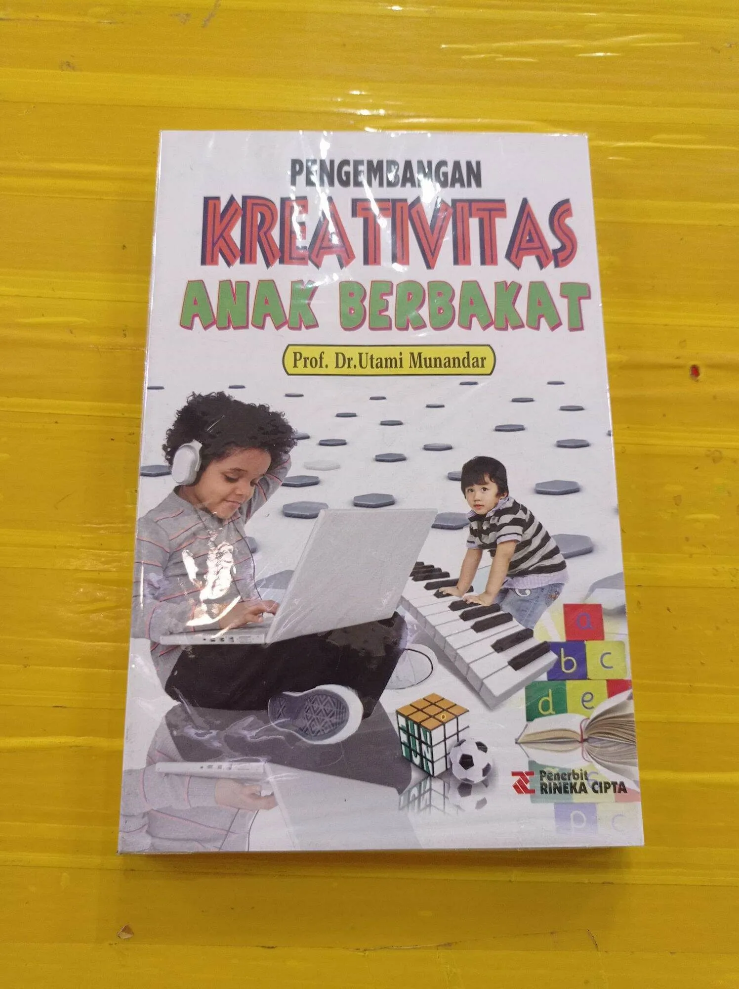 Pengenalan Kreativitas Anak Asuh melalui Kegiatan Literasi: Menulis dan Membaca
